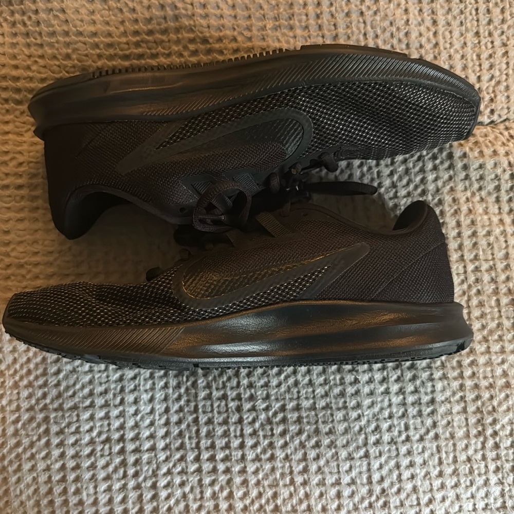 Women’s Nike Black sneakers